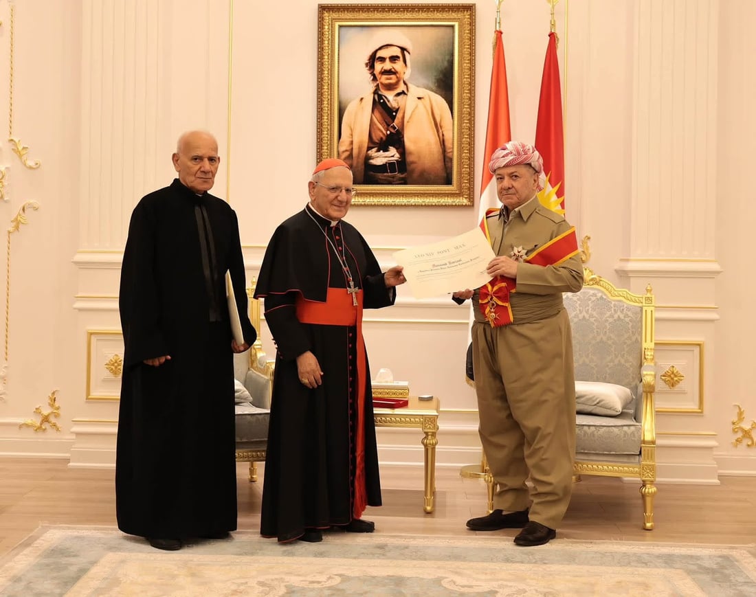 صور: بابا الفاتيكان يكرم البارزاني بوسام رفيع