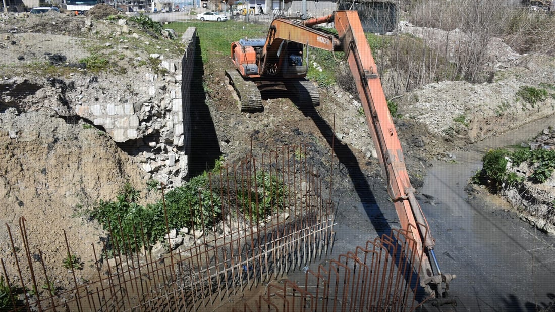 یەکێک لە پردەکانی ناو زەڕایەن چاک دەکرێت