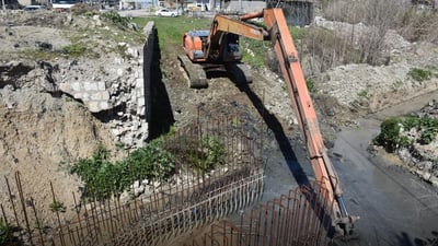 یەکێک لە پردەکانی ناو زەڕایەن چاک دەکرێت