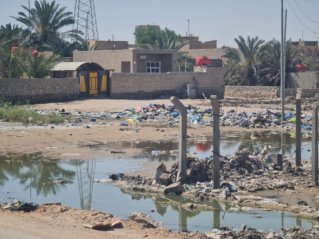 صور: “آل المعالي” محرومة بسبب النفط! مستنقعات وتجمعات كلاب ولا عزاء إلا “سبّيس”