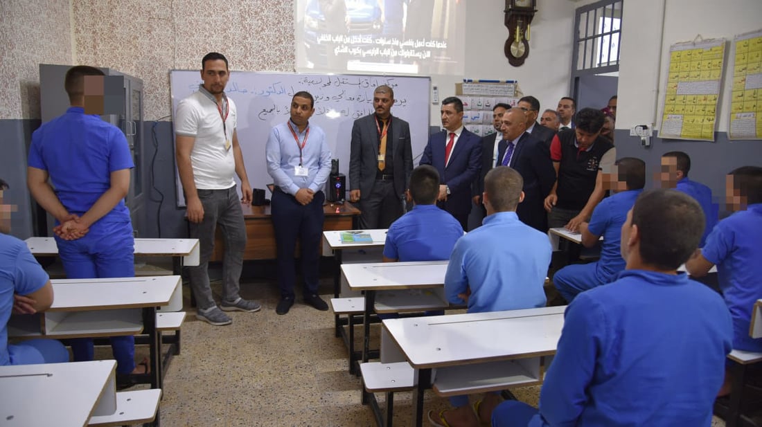 لقطات من سجن الأحداث بنينوى: ورش خياطة وصفوف للدراسة وسجناء على كرسي الحلاقة