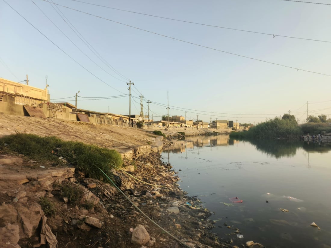 جندي نظف شط غماس وحده وعاد مصدوماً بالمشهد.. النفايات غطت المكان مجدداً (صور)