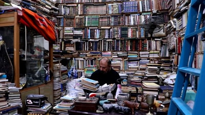 فيديو: 40 ألف كتاب عند بائع “الأنتيك” في سوق الكوت.. القراء يحتاجون الأمان؟