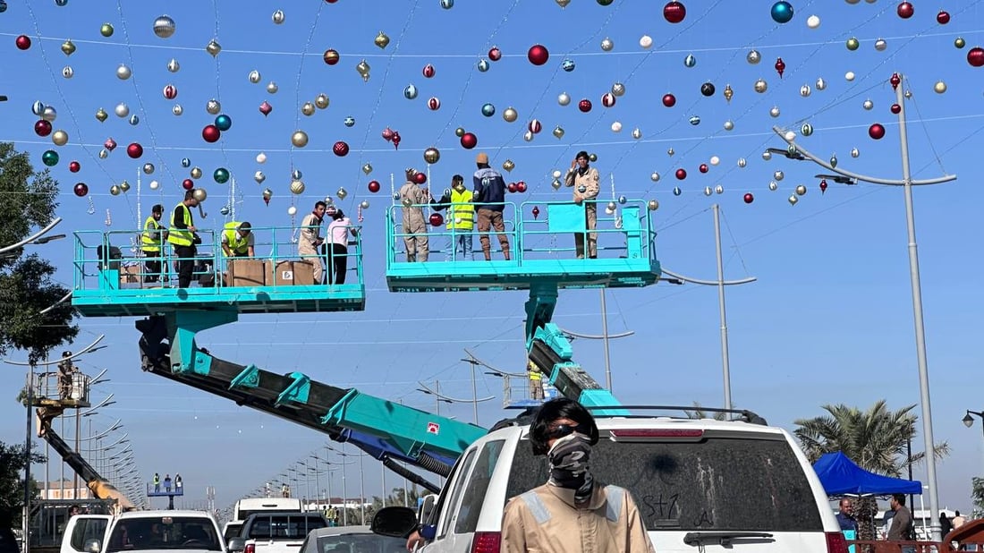 صور: 100 متطوع مع الآليات الحكومية.. سباق مع الزمن لتزيين كورنيش البصرة