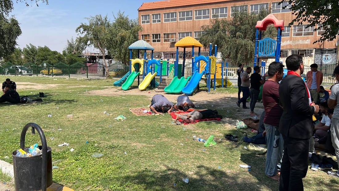 صور: مناهضون لتعديل قانون الانتخابات يحتشدون في محيط الخضراء قبيل جلسة البرلمان