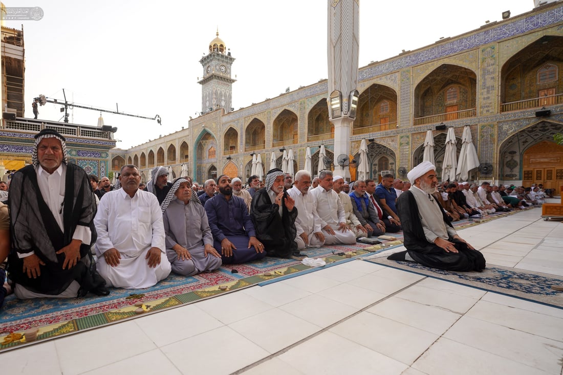 صور من داخل الصحن العلوي بالنجف.. الجموع قدمت لتأدية صلاة العيد