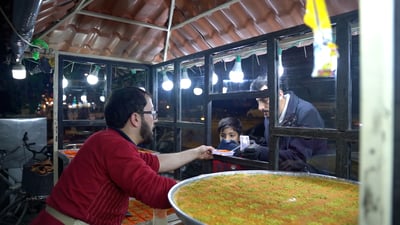 فلسطيني في الفلوجة يصحح اجتهاد العراقيين الخاطئ مع الكنافة!