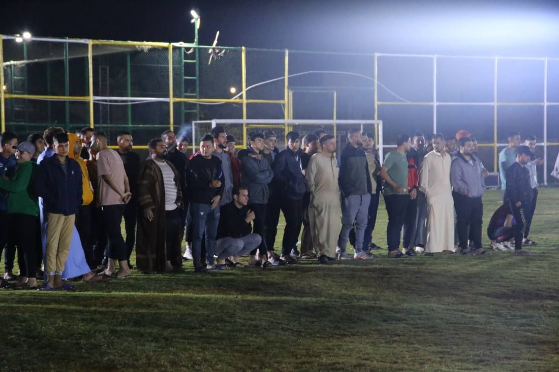 “شيل.. شيل يا طويل العمر”.. فريق الأصدقاء يرفع كأس بلد بعد نهائي مثير (صور)