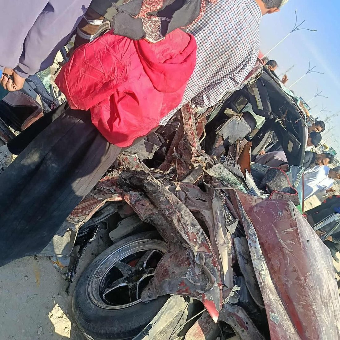 وفاة شخص وإصابة اثنين بحادث تصادم على طريق مصفى الناصرية (صور)