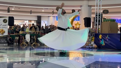 كيف لا يسقط ولماذا يفعل هذا؟.. المتصوف التركي يدور ساعة أمام أهل كركوك