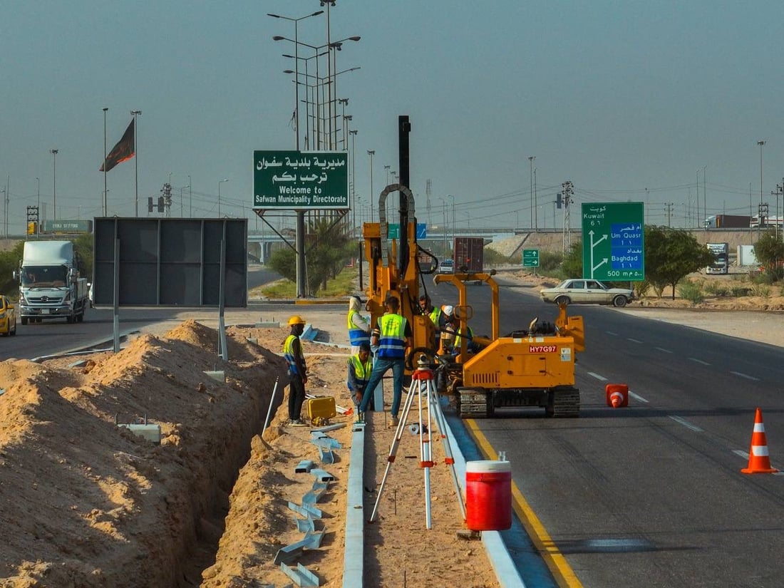 صب وإنارة وأشجار “الجلفلورا”.. صور من أعمال الجزرة على طريق سفوان والزبير