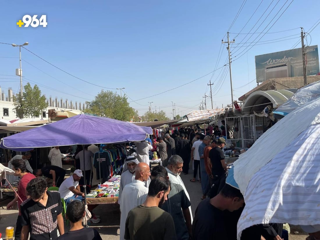 صور: الأثرياء في القرنة يعودون إلى سوق الجمعة بحثاً عن السلع النادرة والأنتيك