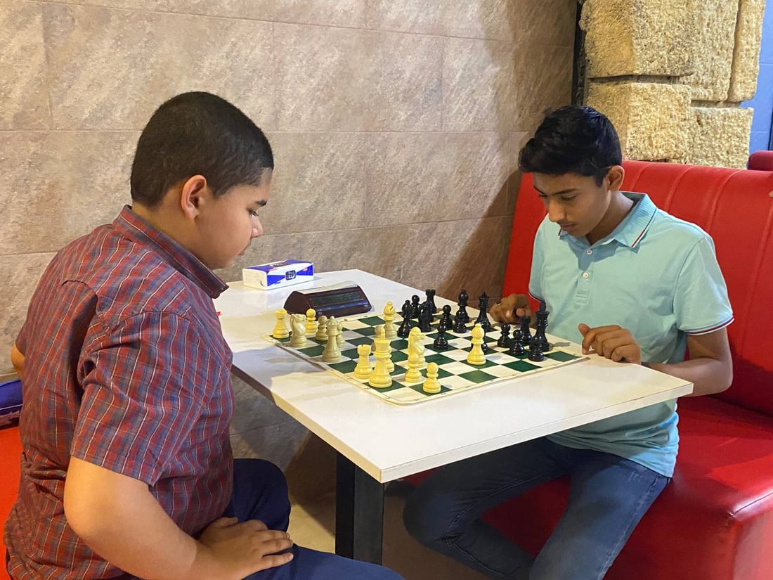 صور: البنات والأولاد في ذي قار يلعبون الشطرنج للتأهل الى بطولة العراق من 4 فئات