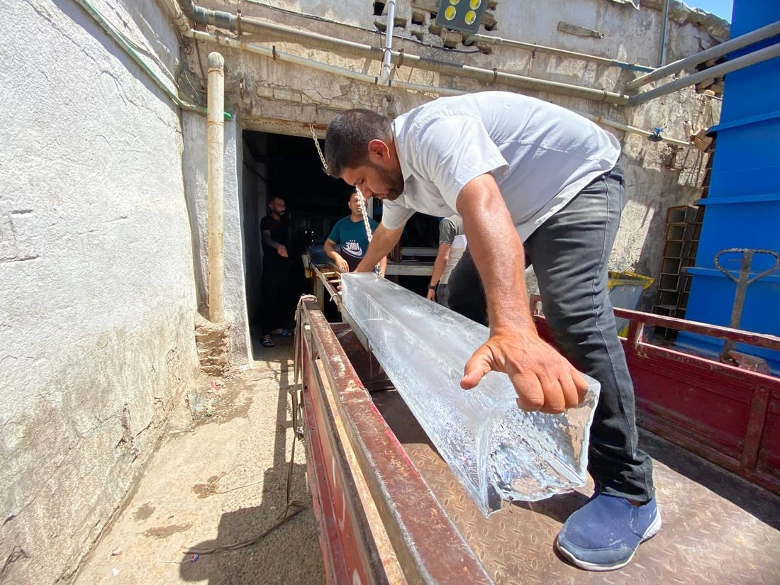 صور: آل مناحي في البصرة ينتجون الثلج الحلو منذ 70 عاماً والبيع بالمفرد لمنع الاحتكار