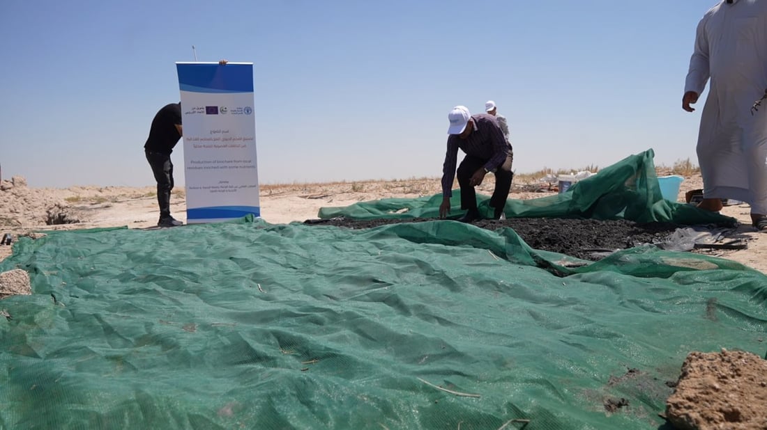 صور: خبراء البصرة أنتجوا سماد الفحم النباتي بعد حرق مخلفات البساتين