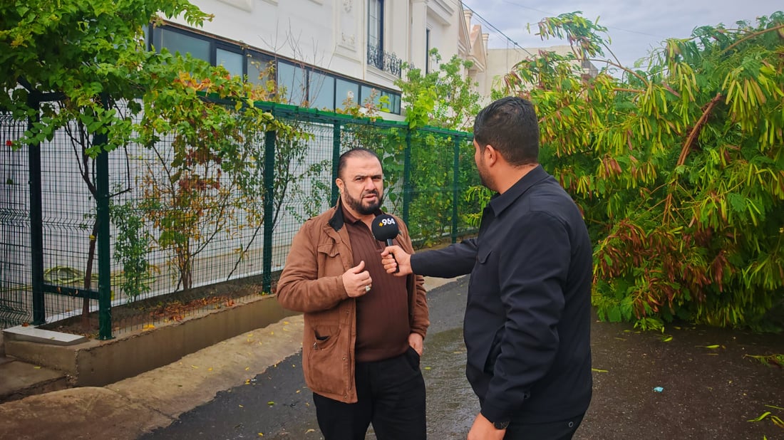 باران دارێکی گەورەی لە کۆڵانێکی تەیراوە خستووە