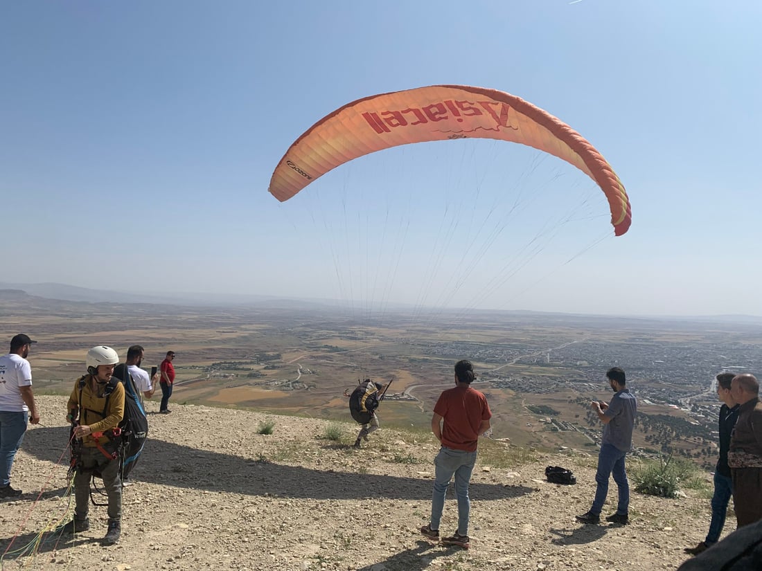 فيديو: 250 عراقياً يطيرون على جبل “هيبت سلطان” بالمناطيد والطائرات الشراعية