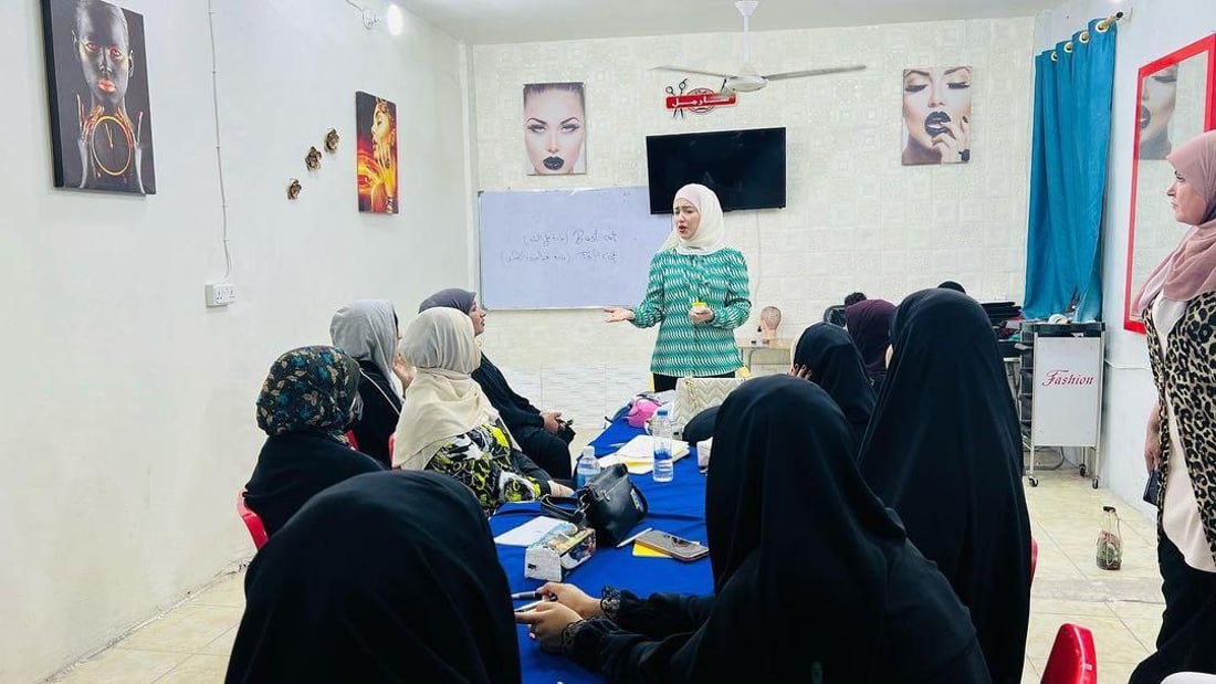 صور: فتيات يتعلمن “فن المكياج” برخصة نقابة الحلاقين.. أظافر لا تنكسر في السماوة