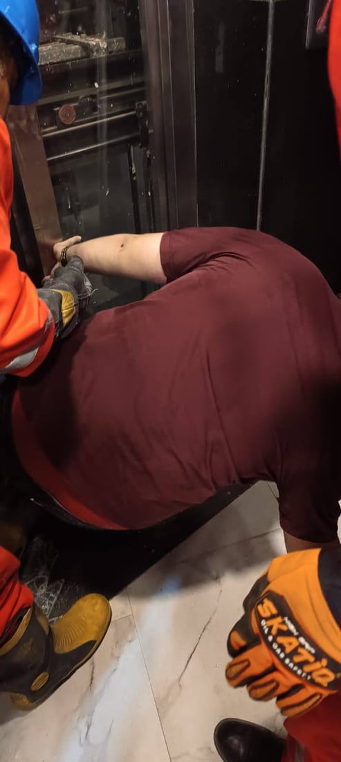 صور من عملية انقاذ شاب علق في مصعد مقهى “انتيكا” الموصلي