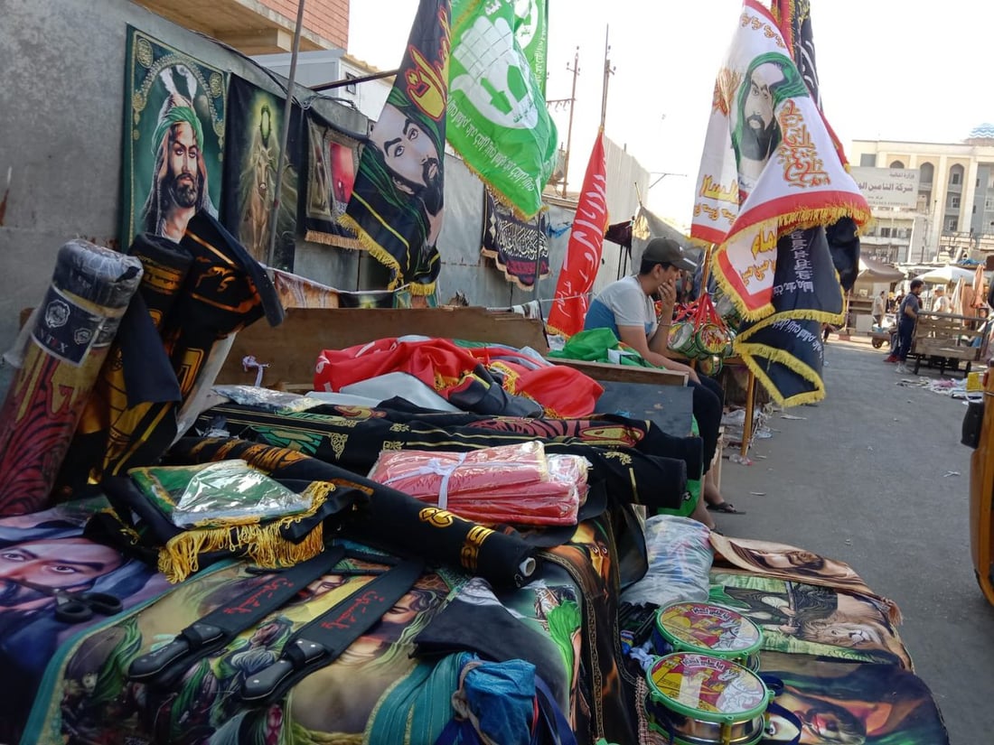 صور: سوق بغداد الجديدة يدخل موسم الأحزان بالرايات السود.. كل الأحجام بأسعار مناسبة