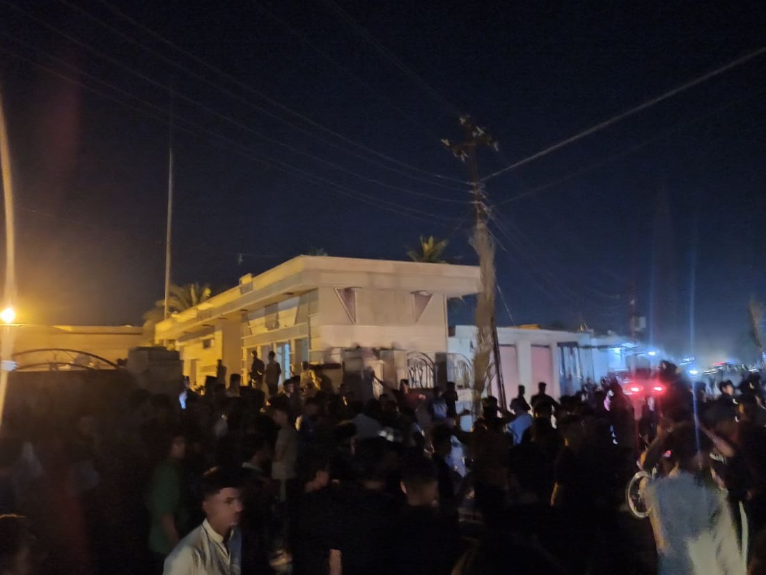 صور: أهالي غماس يحاصرون دائرة الكهرباء.. تظاهرة غاضبة احتجاجاً على الانقطاعات