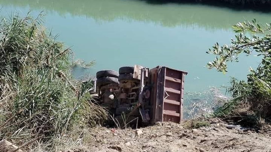 حادث مرعب.. “لوري” ينقلب فوق دراجة نارية في الشرقاط ويقتل سائقها (صورة)