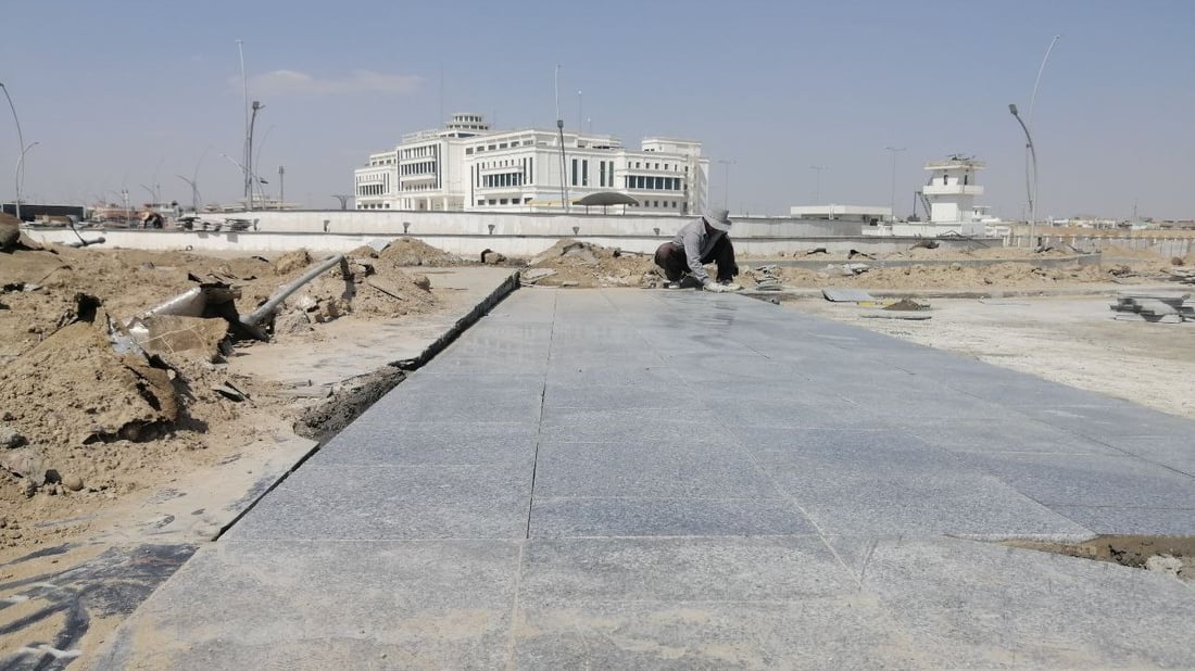 كركوك تحل أزمة النفايات في “فلكة النافورة” بطمر حديقتها بالصب والمرمر (صور)