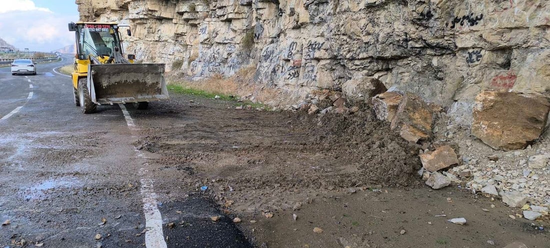 بەشێک لە شاخی سەر رێگای بێخاڵ داڕما