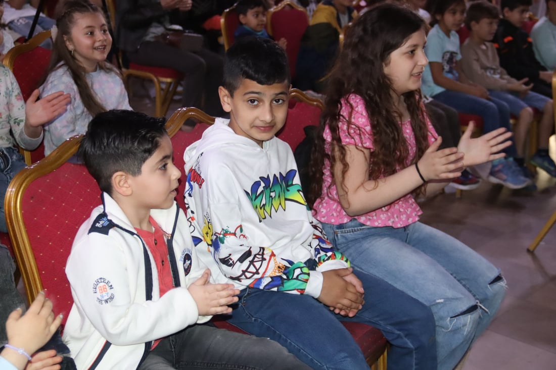 صور: مسرح دمى في عينكاوة احتفالاً بعيد الأم ونوروز والأطفال رقصوا كثيراً