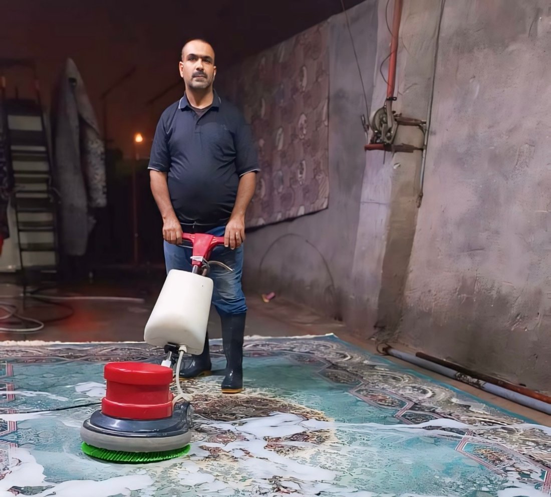 محمد سليمان يغسل سجاد خور الزبير على سطح منزله ويوصلها للزبائن بالستوتة (صور)