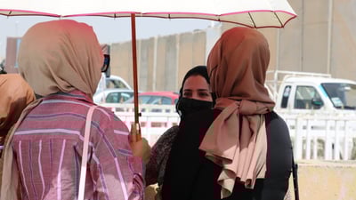 احتجاج بالشمسية.. بنات وشباب من كركوك يطلبون الإعلان عن وظائف الأمن الغذائي