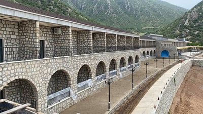 يعرفه عراقيو الخمسينات جيداً.. فيديو من داخل “الفندق الحجري” الساحر شمال دهوك