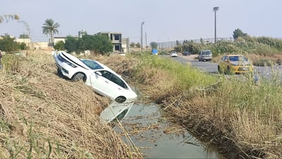 خانقين: تقود “إمبالا” مسرعة.. امرأة تسقط مع طفلها في النهر (صور)