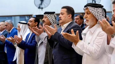 شاهد: السوداني يدعو ويصلي العيد في جامع الرسول ببغداد