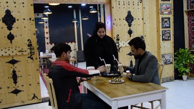 من نساء تكريت الماهرات.. فيديو مع إسراء الخشماني من داخل مطعمها الهادئ “ترف”