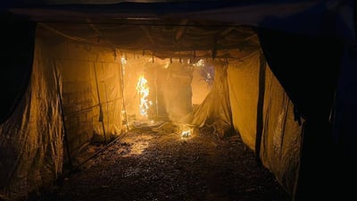 “عيسى” بلا مأوى.. النيران تلتهم خيمة أحد النازحين في دهوك