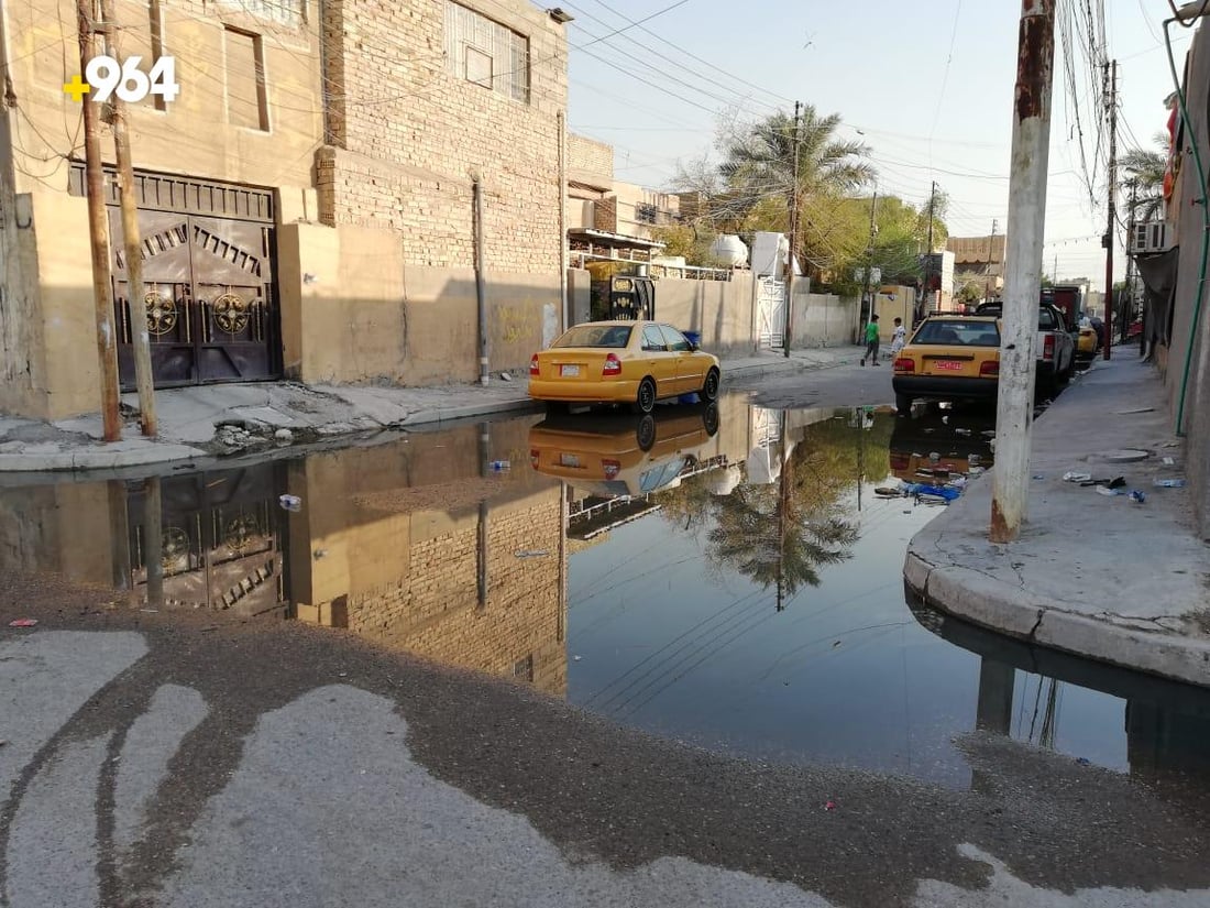صور: “شهداء العبيدي” غارقة شتاءً وصيفاً.. أغطية المجاري تسرق والقمامة ترمى فيها