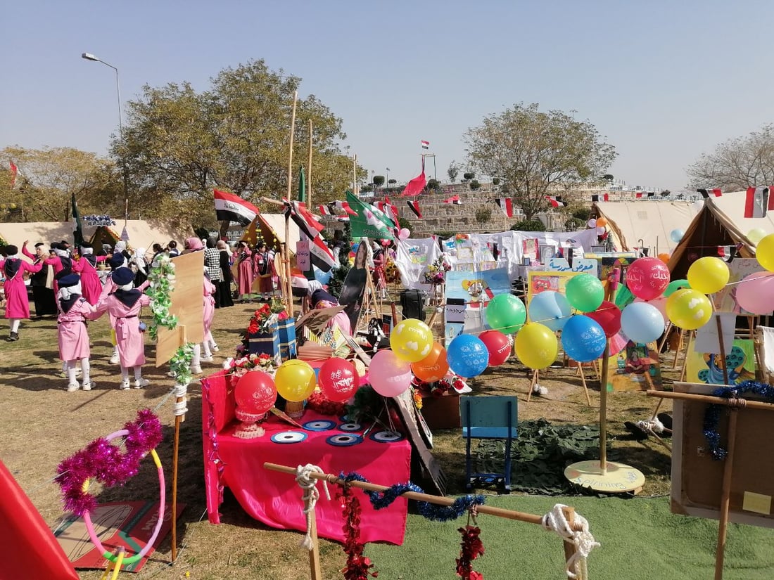 صور: صغيرات بابل يحتفلن تحت شمس الجنائن مع اللوحات والموسيقى