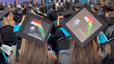 دەرچوانى زانکۆى لوبنانى فەرەنسى کڵاوە رەشەکەیان خستە سەریان