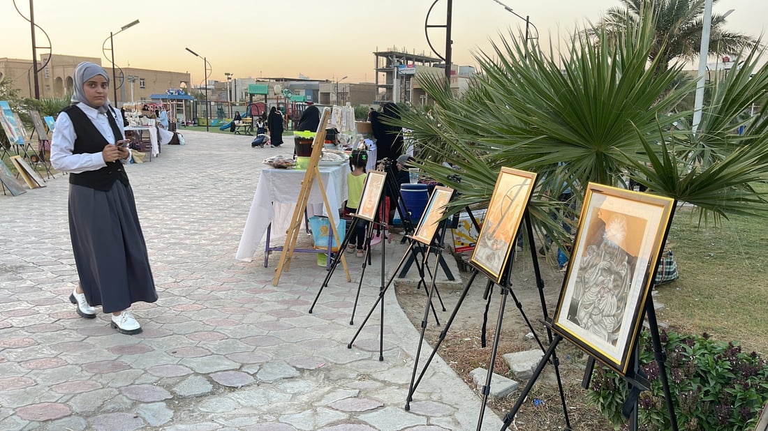 صور: نسمات الخريف تخرج فعاليات النجف إلى الحدائق.. معرض فني في الهواء الطلق