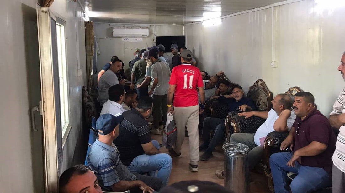 المدير أشهر سلاحه بوجه المتظاهرين.. موظفو بلدية أبو غريب يطالبون مجلس بغداد بالتدخل