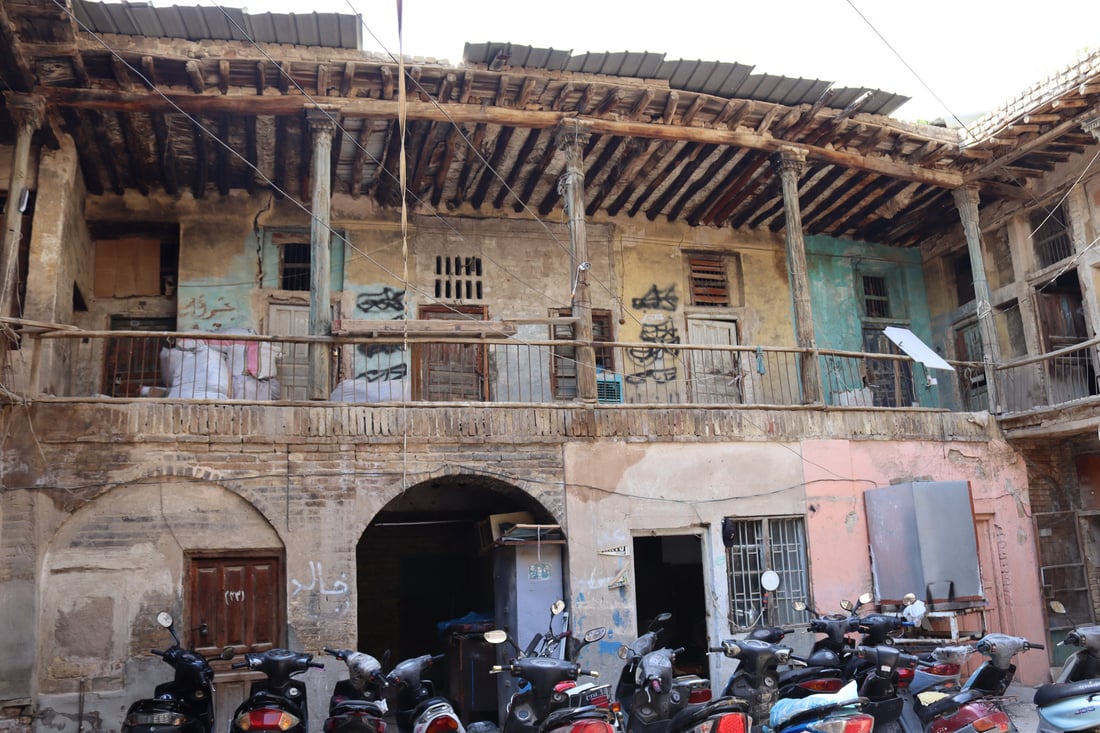 فيديو من “خان المدامغة” في الكاظمية: آخر شاهد على العهد العثماني تحوّل إلى “گراج”