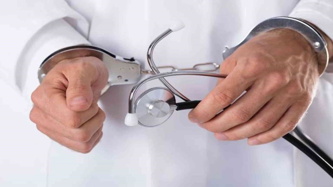 الحبس 3 سنوات لطبيب أسنان تعهد بغلق إخبار مقابل 100 مليون دينار