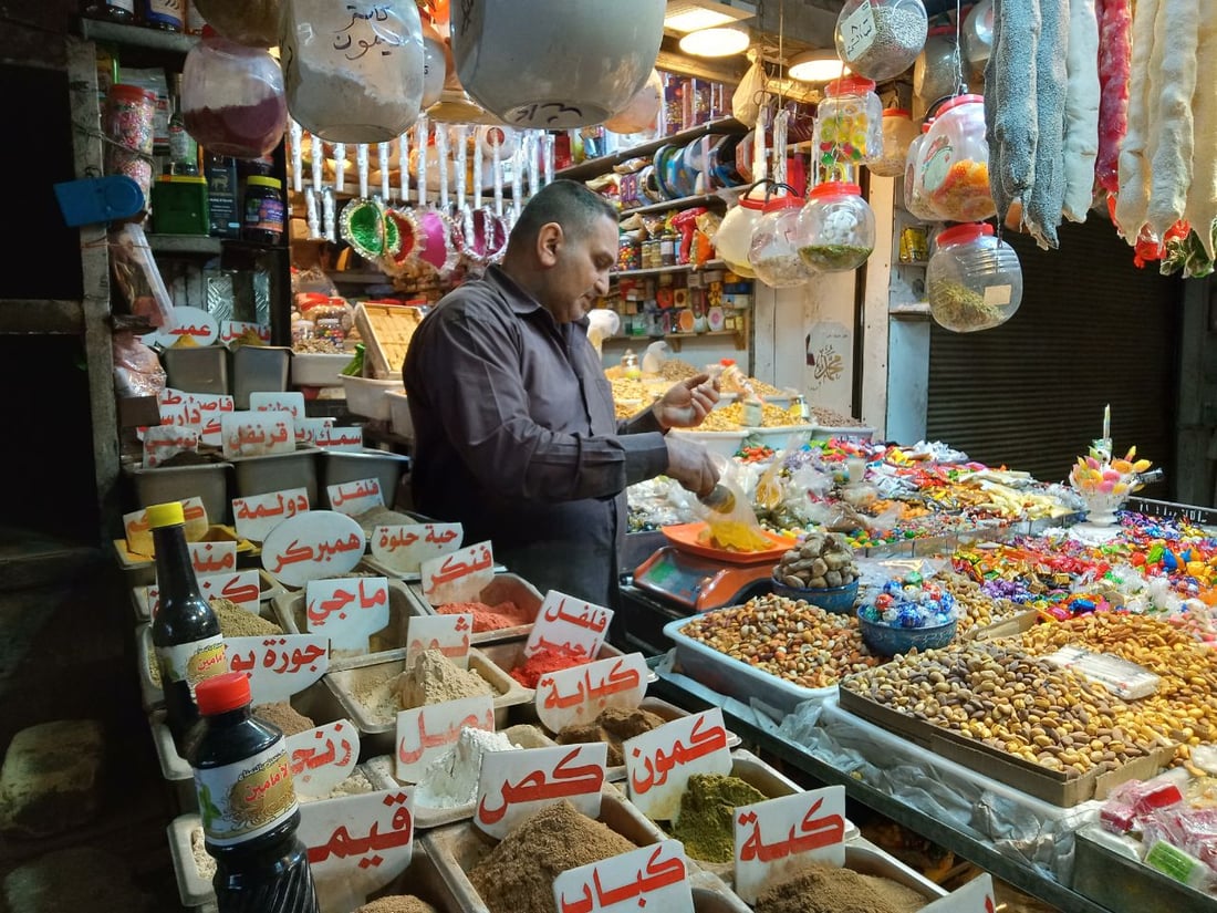 صور من الشورجة وسط بغداد: بهارات “البرياني” الأكثر طلباً قبيل رمضان