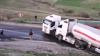 چەند کاتژمێرێکە رێگای پێنجوێن بەهۆی نەوتی رەشەوە داخراوە