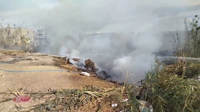 هيت: مجهول يضرم النار في ساقية مليئة بالقصب والنفايات ويلوذ بالفرار (صور)
