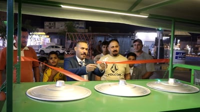 مشهد غير مألوف لكنه مقصود.. رجل أعمال يقص شريط ستوتة لبلبي!