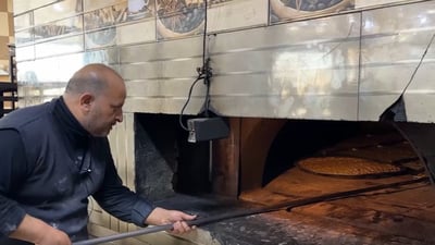 لا نستخدم الغاز بل الحجر.. فيديو مع “بيت أبو الكعك” وكيف حفظوا نكهة الخالص القديمة