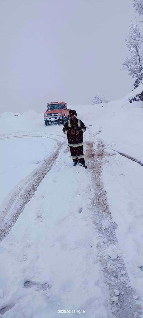 چەند پێشمەرگەیەک و ژمارەیەک هاوڵاتی لەناو بەفر رزگار کران