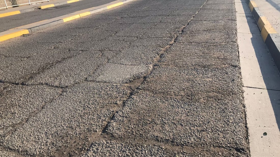 “الطسات” تملأ مجسر السفارات إلى العامرية.. بلا تأهيل منذ عقود ووعد من الأمانة (صور)